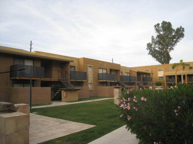 5425 East Thomas Road, Unit 2097 Phoenix, AZ 85018 - Photo 11 of 16 Court yard