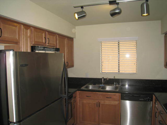 5425 East Thomas Road, Unit 2097 Phoenix, AZ 85018 - Photo 8 of 16 Kitchen