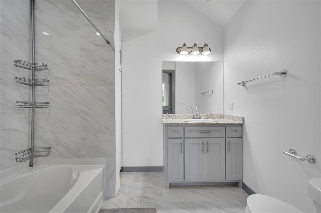10476 County Road 313 Terrell, TX 75161 - Photo 25 of 40 a bathroom with a sink tub vanity and a mirror