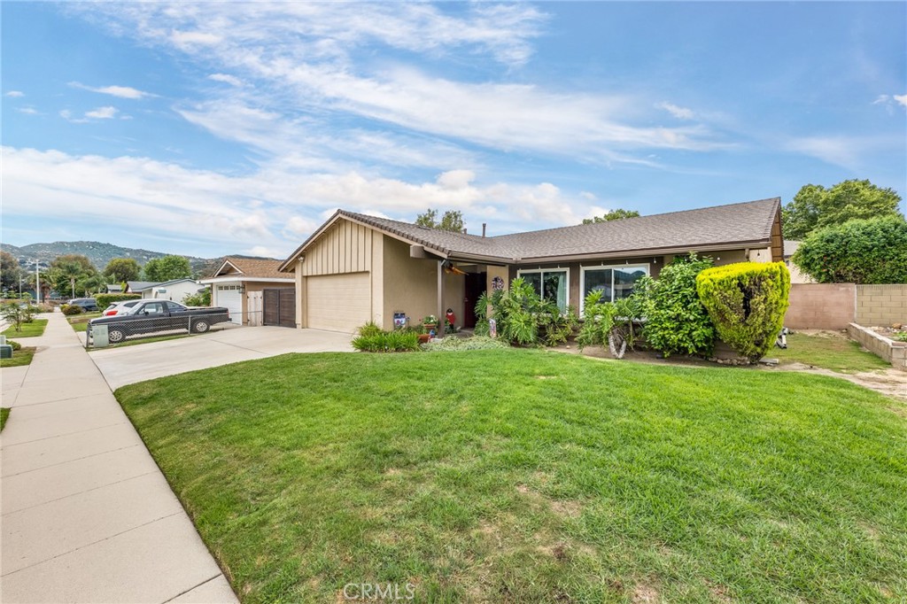2073 Suede Avenue Simi Valley, CA 93063 - Photo 28 of 33 a view of a yard in front of house