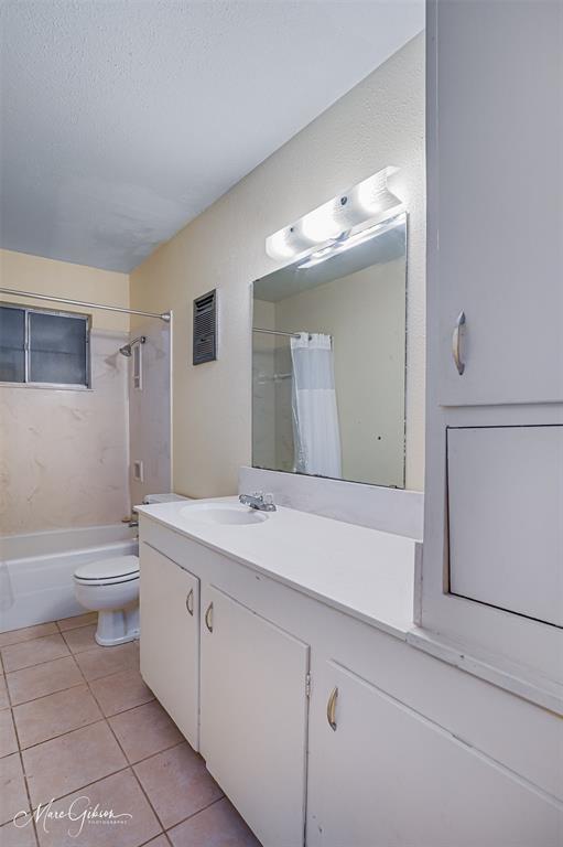 821 Princeton Road Princeton, LA 71067 - Photo 18 of 26 a bathroom with a sink a toilet and a bathtub
