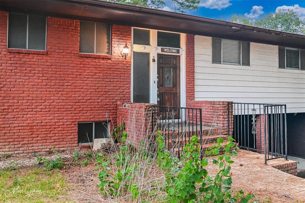 821 Princeton Road Princeton, LA 71067 - Photo 3 of 26 a backyard of a house with lots of green space