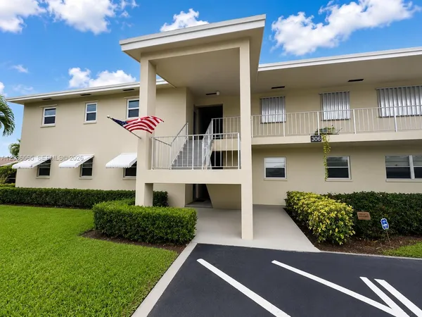 $2,100 | 306 Circle Drive South, Unit 104, Boynton Beach, FL 33435