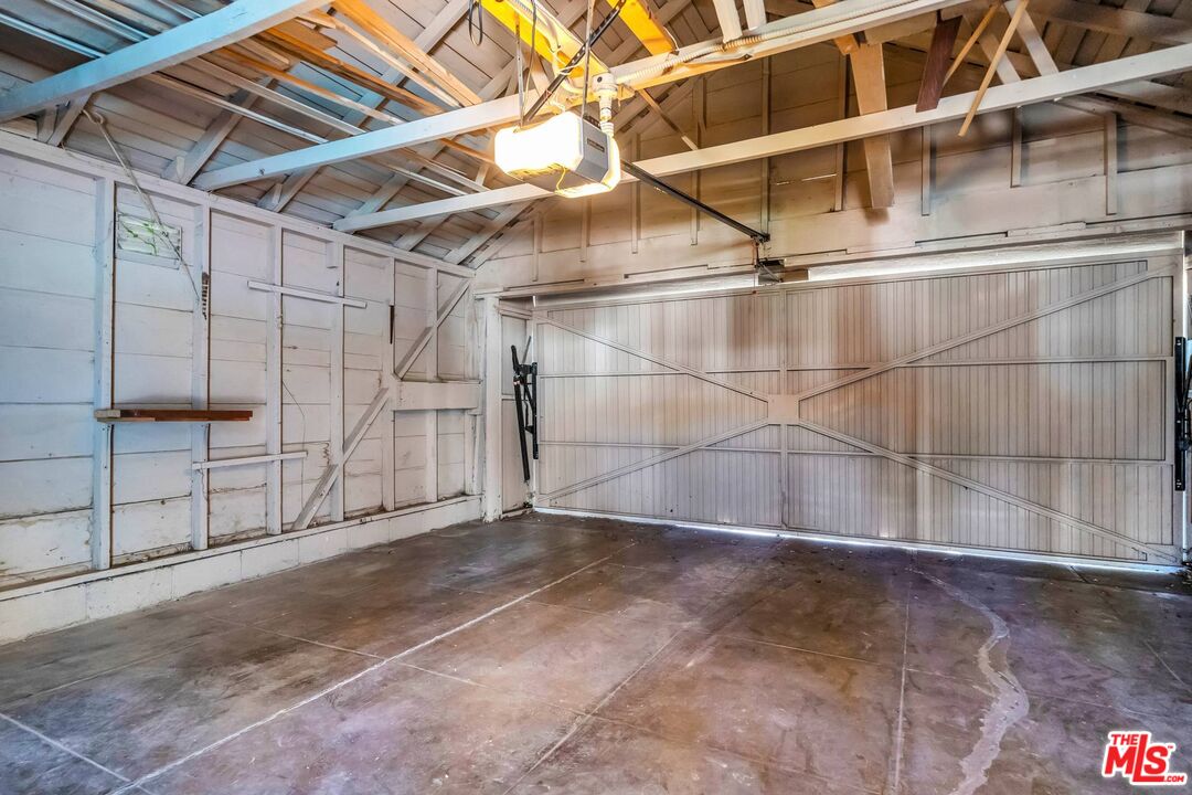 121 North Doheny Drive Beverly Hills, CA 90211 - Photo 17 of 20 a view of a small room