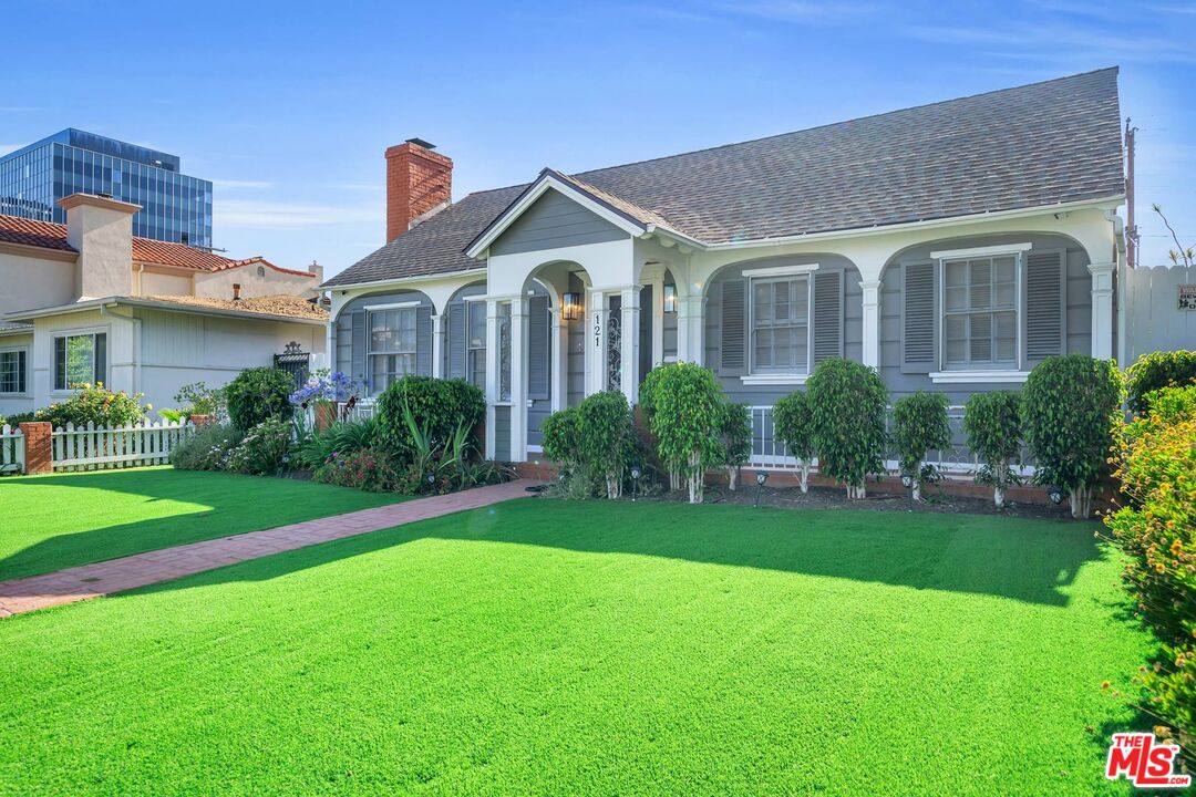 121 North Doheny Drive Beverly Hills, CA 90211 - Photo 20 of 20 a front view of a house with a yard