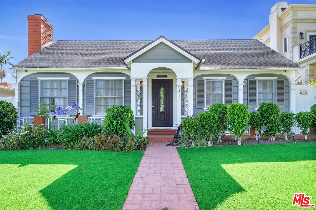 121 North Doheny Drive Beverly Hills, CA 90211 - Photo 2 of 20 a front view of a house with garden