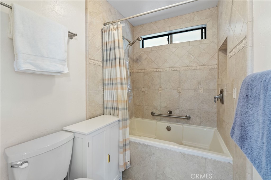8505 Santa Cruz Road Atascadero, CA 93422 - Photo 29 of 59 a bathroom with a bathtub and a shower