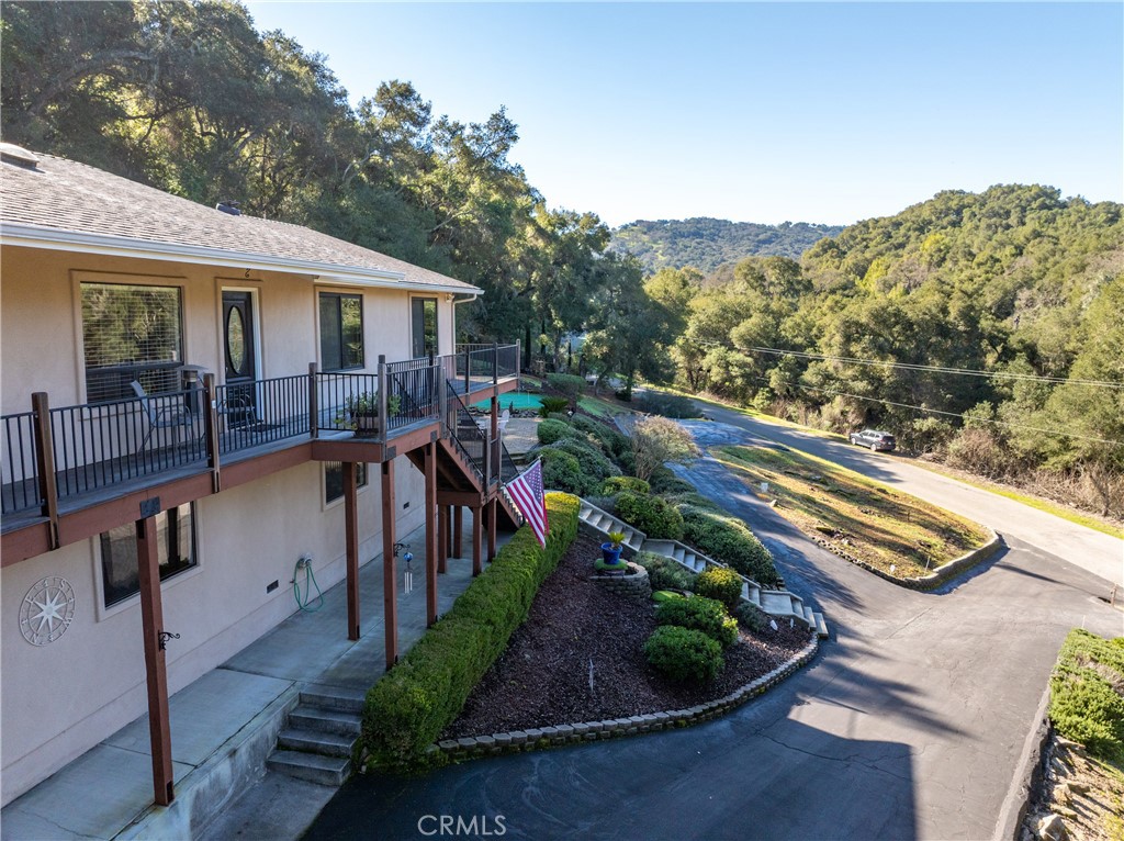8505 Santa Cruz Road Atascadero, CA 93422 - Photo 45 of 59 a view of a house with backyard and sitting area