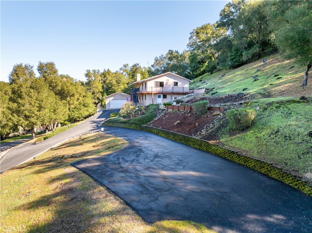 8505 Santa Cruz Road Atascadero, CA 93422 - Photo 46 of 59 a view of a yard with plants and a wooden fence