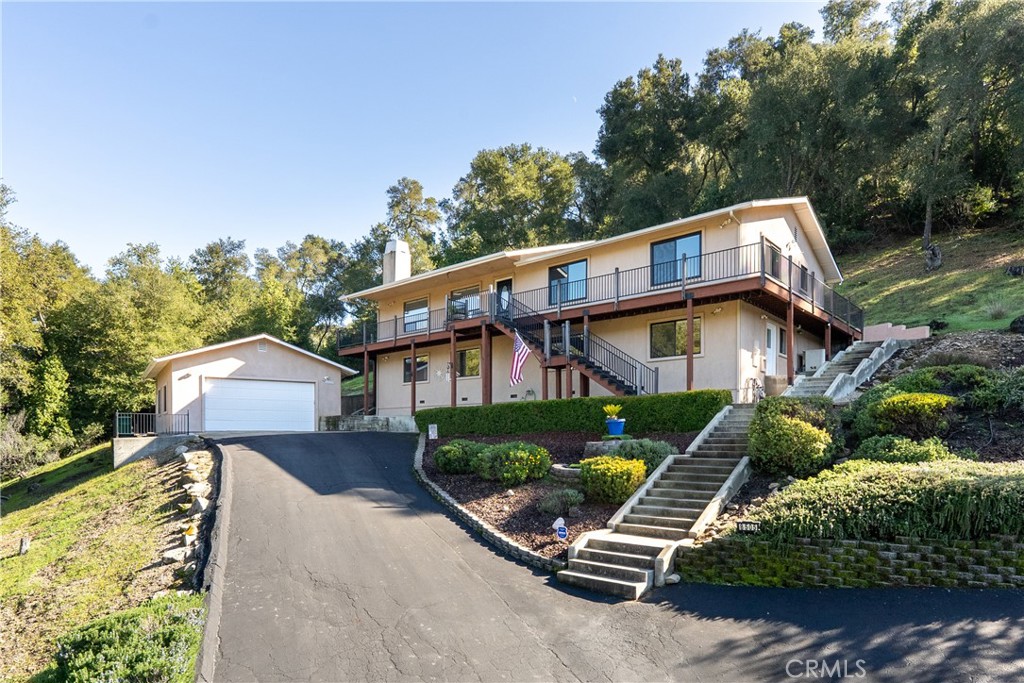 8505 Santa Cruz Road Atascadero, CA 93422 - Photo 5 of 59 a front view of a house with a yard