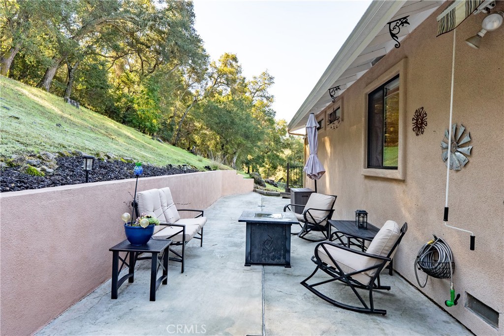8505 Santa Cruz Road Atascadero, CA 93422 - Photo 49 of 59 a patio with table and chairs