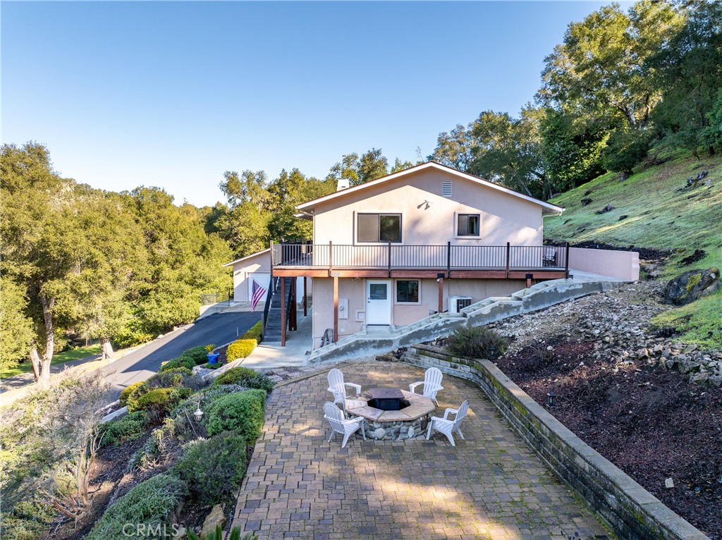 8505 Santa Cruz Road Atascadero, CA 93422 - Photo 53 of 59 a view of a house with backyard and sitting area