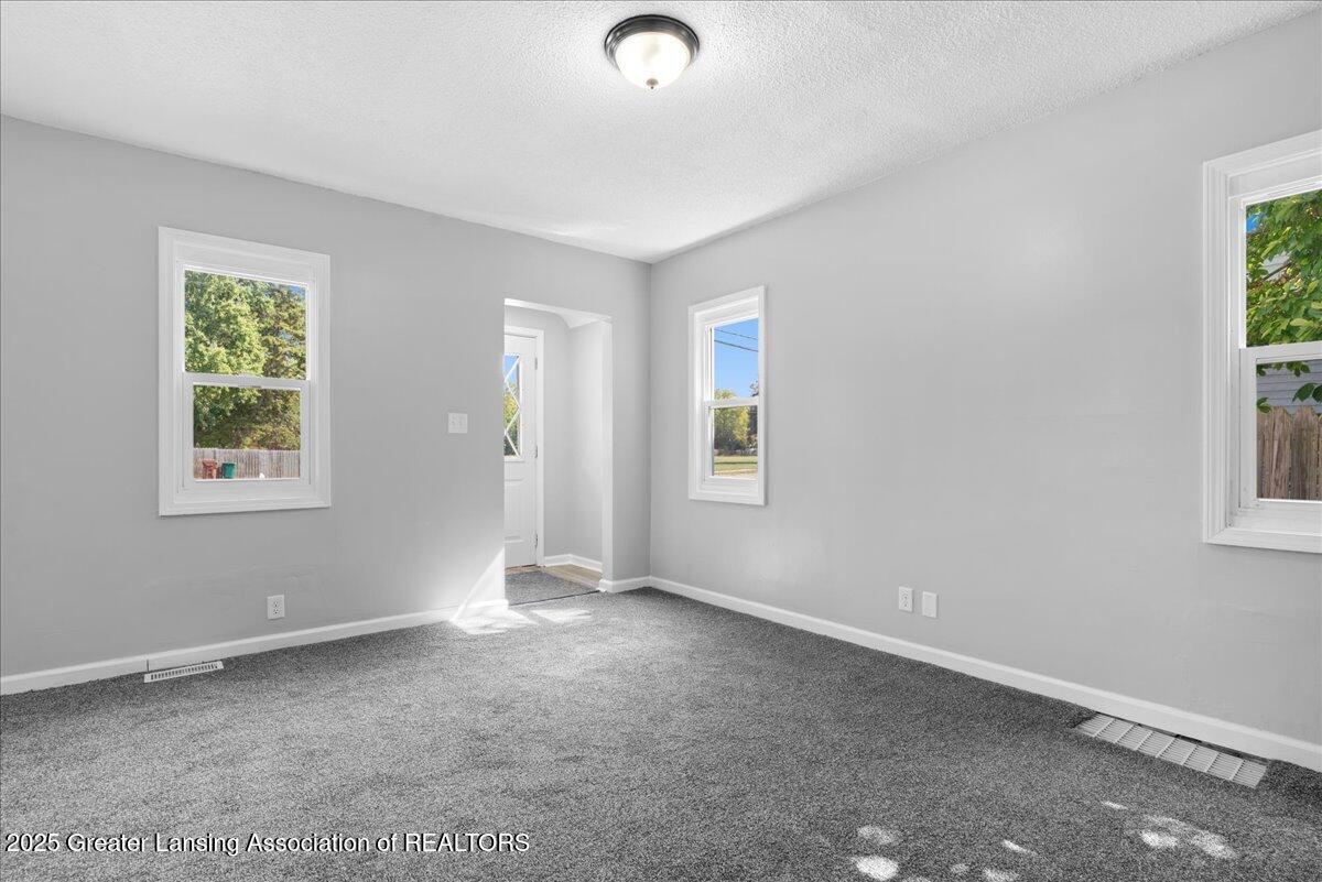 3312 Pleasant Grove Road Lansing, MI 48910 - Photo 16 of 33 Living Room