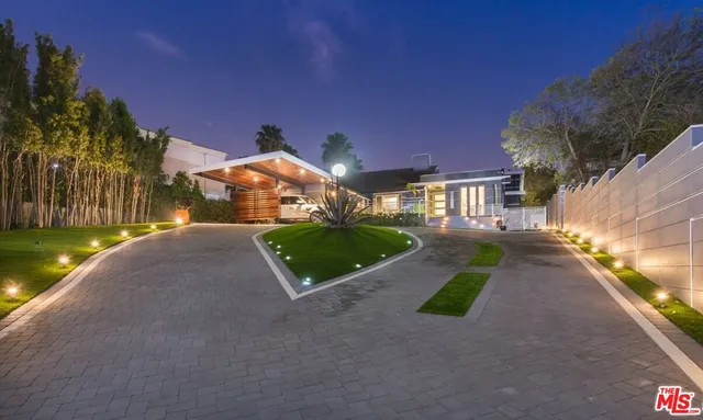 a view of outdoor space yard and porch