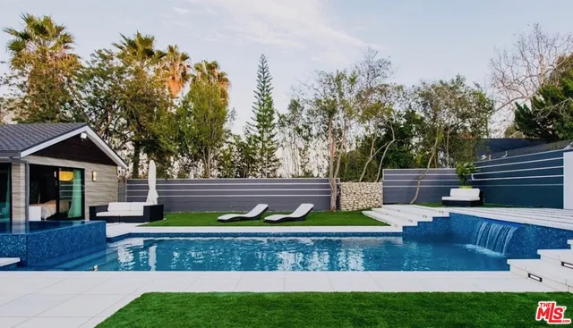 a view of yard with grass