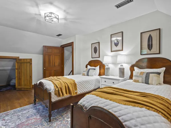 $985,000 | 15 Lake Cir Drive, Greenville, SC 29609