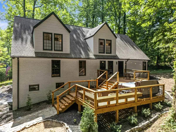 $985,000 | 15 Lake Cir Drive, Greenville, SC 29609