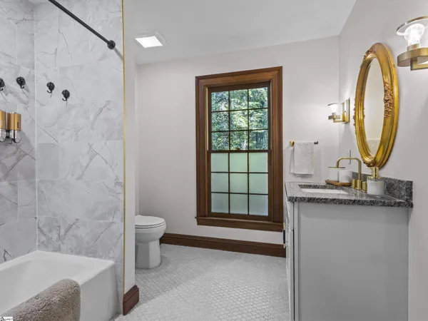 $985,000 | 15 Lake Cir Drive, Greenville, SC 29609