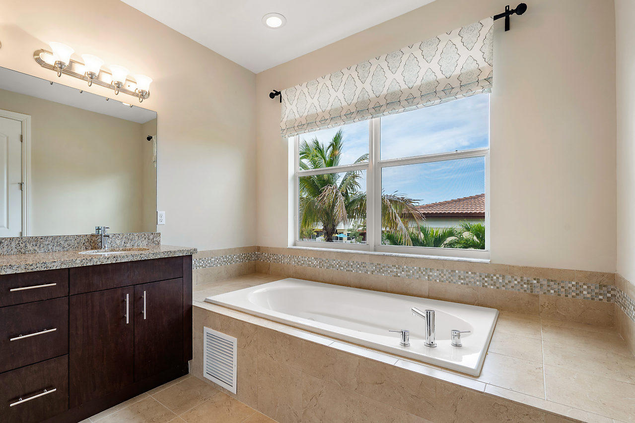 100 Northwest 69th Circle, Unit 53 Boca Raton, FL 33487 - Photo 20 of 40 Master Bathroom
