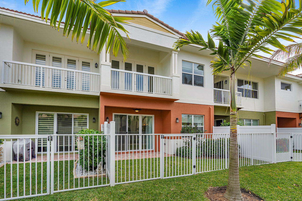 100 Northwest 69th Circle, Unit 53 Boca Raton, FL 33487 - Photo 28 of 40 Fenced Backyard