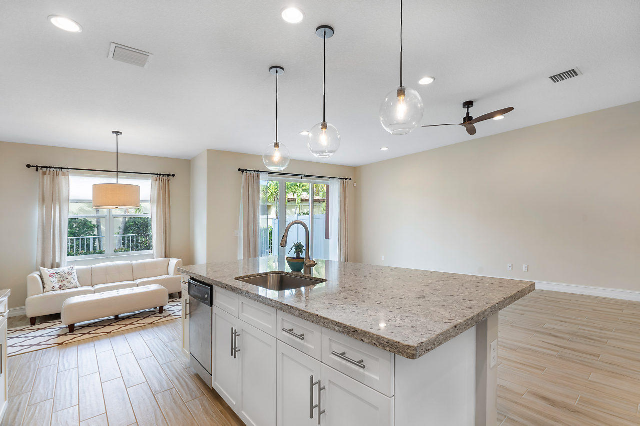 100 Northwest 69th Circle, Unit 53 Boca Raton, FL 33487 - Photo 10 of 40 Kitchen