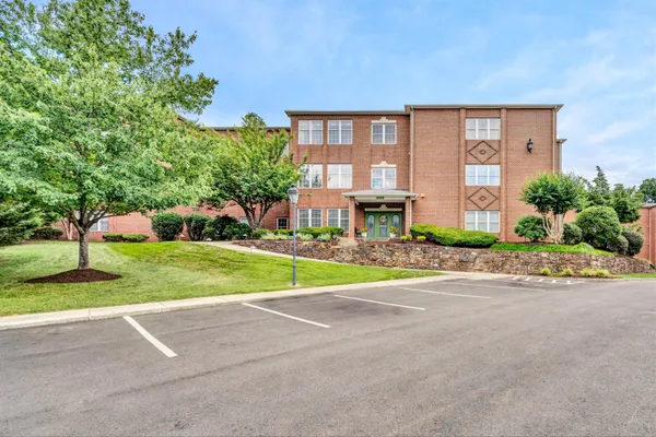 $294,500 | 3050 McVitty Forest Drive, Unit 106, Roanoke, VA 24018