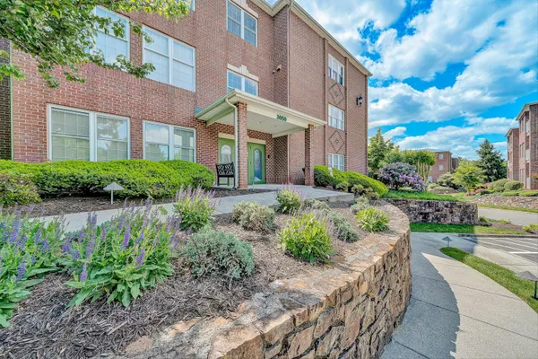 $294,500 | 3050 McVitty Forest Drive, Unit 106, Roanoke, VA 24018