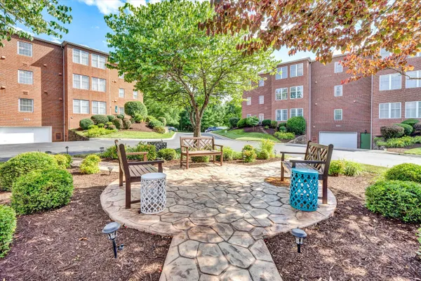 $294,500 | 3050 McVitty Forest Drive, Unit 106, Roanoke, VA 24018