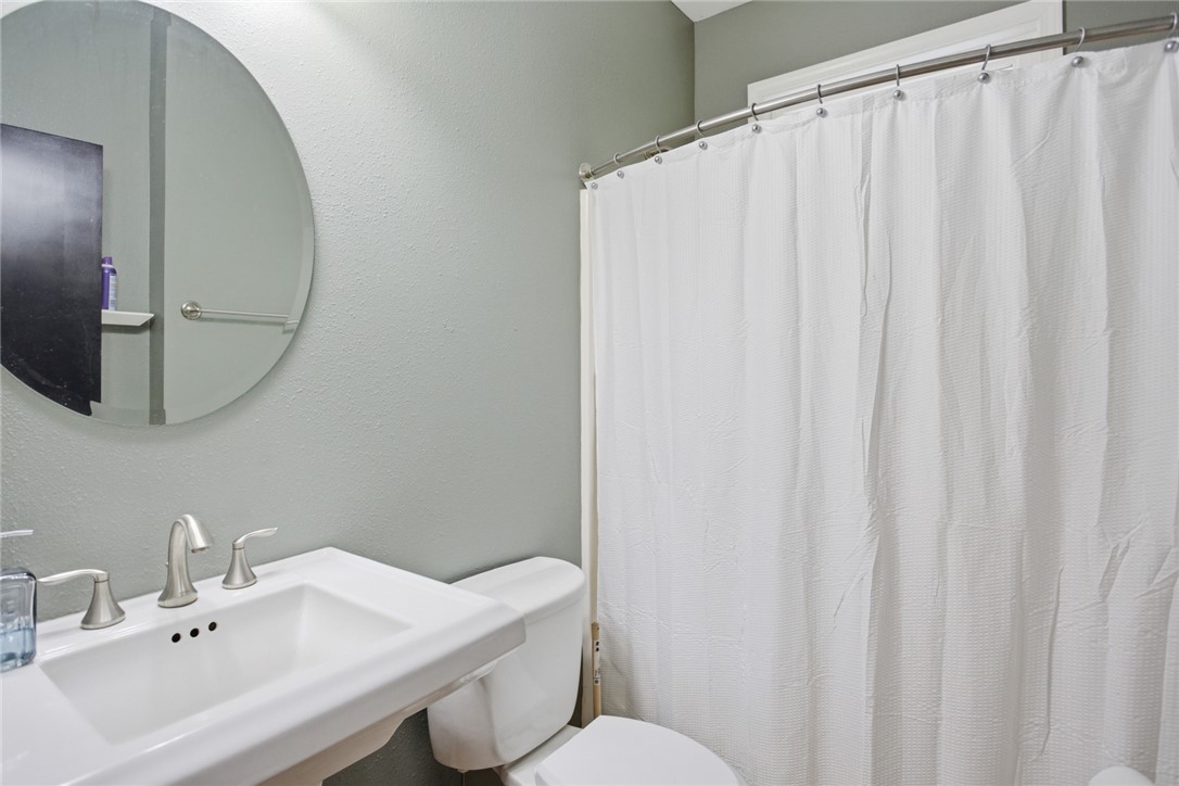 207 Devonhurst Drive Seneca, SC 29678 - Photo 14 of 50 Main Floor Bathroom