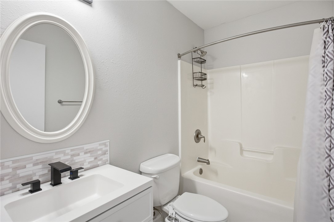 207 Devonhurst Drive Seneca, SC 29678 - Photo 25 of 50 Upper Level Bathroom