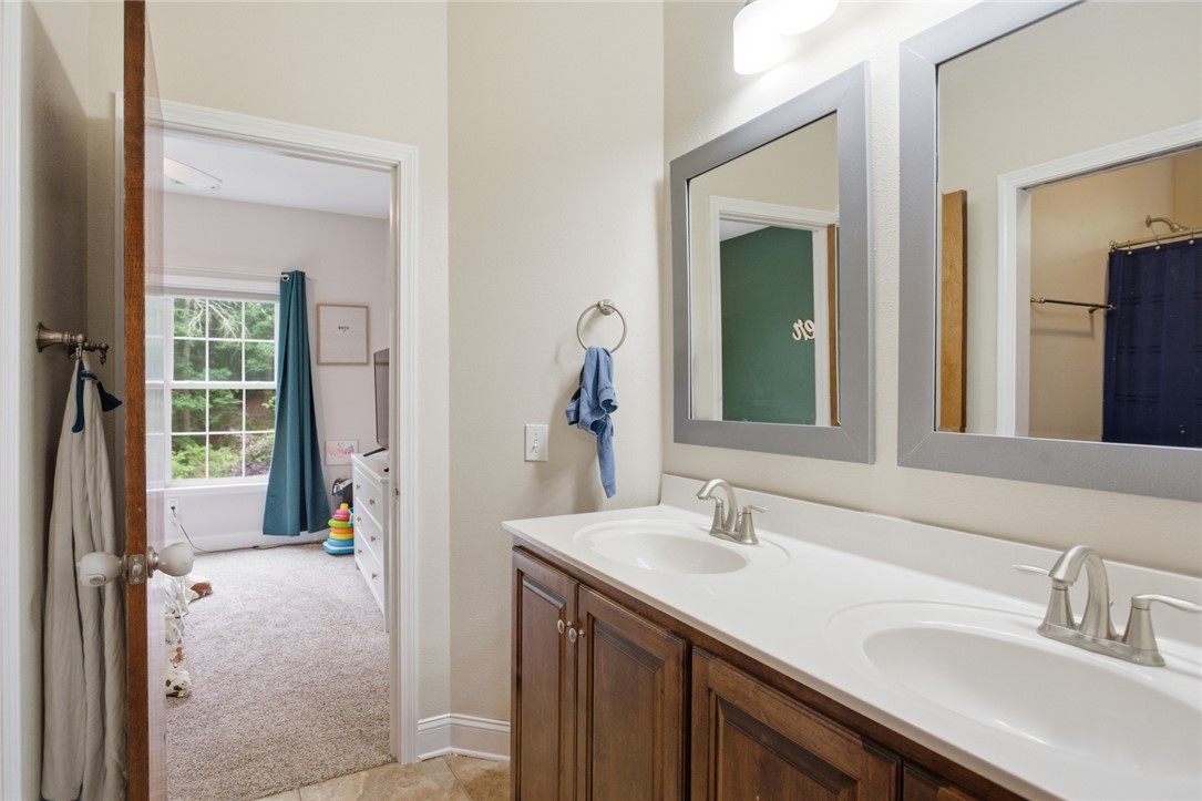 207 Devonhurst Drive Seneca, SC 29678 - Photo 28 of 50 Jack and Jill Bathroom on Upper Level