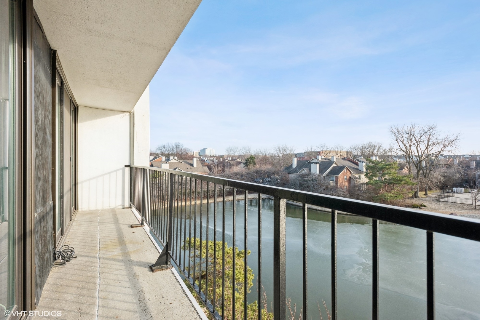 2015 South Finley Road, Unit 403 Lombard, IL 60148 - Photo 11 of 19 a view of a balcony with city view