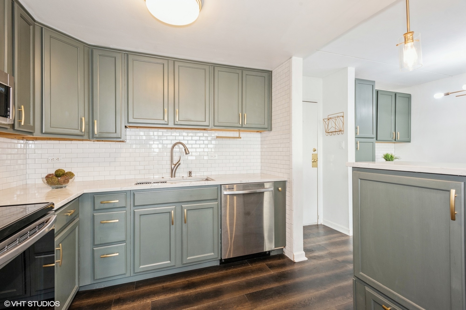 2015 South Finley Road, Unit 403 Lombard, IL 60148 - Photo 4 of 19 a kitchen with sink cabinets and appliances