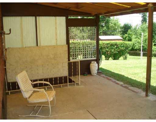 3621 Oakleaf Road Baldwin, PA 15227 - Photo 3 of 7 Patio/Deck.