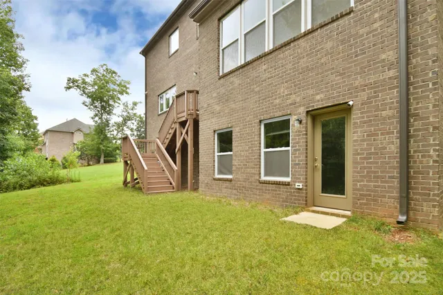 a view of a house with backyard