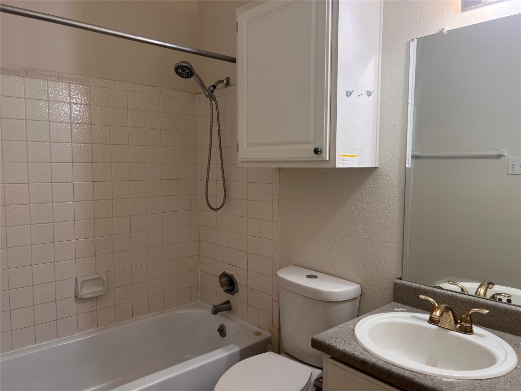 12166 Metric Boulevard, Unit 3007 Austin, TX 78758 - Photo 13 of 19 a bathroom with a sink a toilet and a bathtub