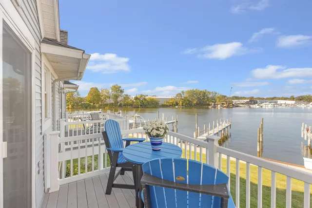 $649,900 | 943 West Savidge Street, Spring Lake, MI 49456