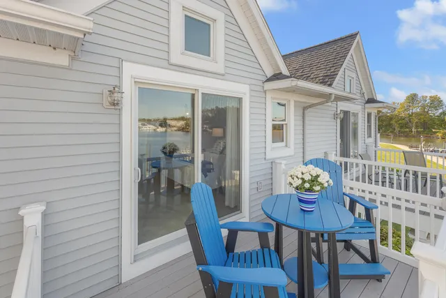 $649,900 | 943 West Savidge Street, Spring Lake, MI 49456