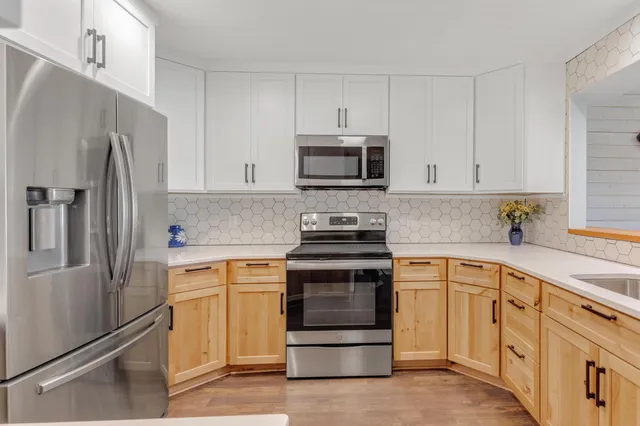 $649,900 | 943 West Savidge Street, Spring Lake, MI 49456