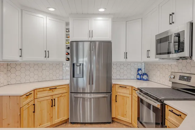 $649,900 | 943 West Savidge Street, Spring Lake, MI 49456