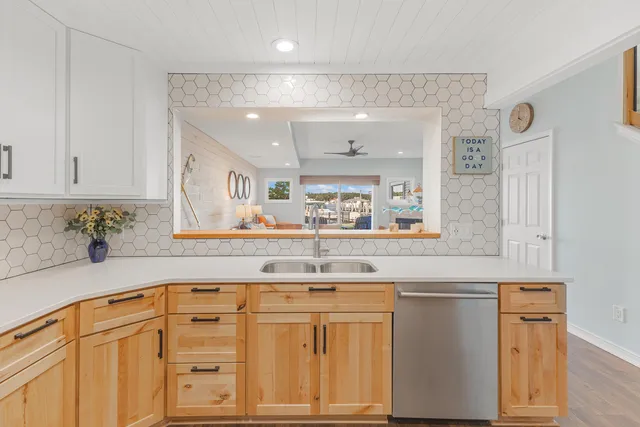 $649,900 | 943 West Savidge Street, Spring Lake, MI 49456