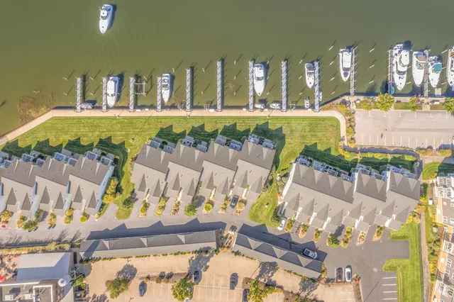 $649,900 | 943 West Savidge Street, Spring Lake, MI 49456