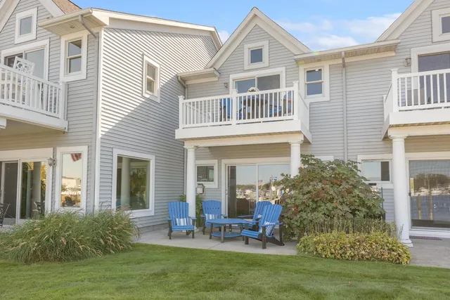 $649,900 | 943 West Savidge Street, Spring Lake, MI 49456