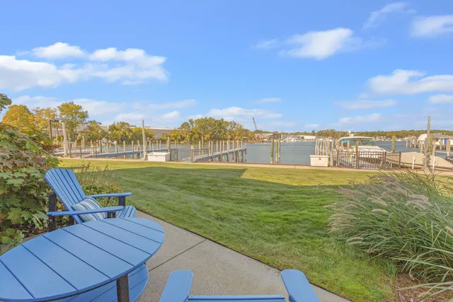 $649,900 | 943 West Savidge Street, Spring Lake, MI 49456