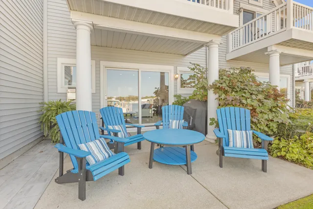 $649,900 | 943 West Savidge Street, Spring Lake, MI 49456