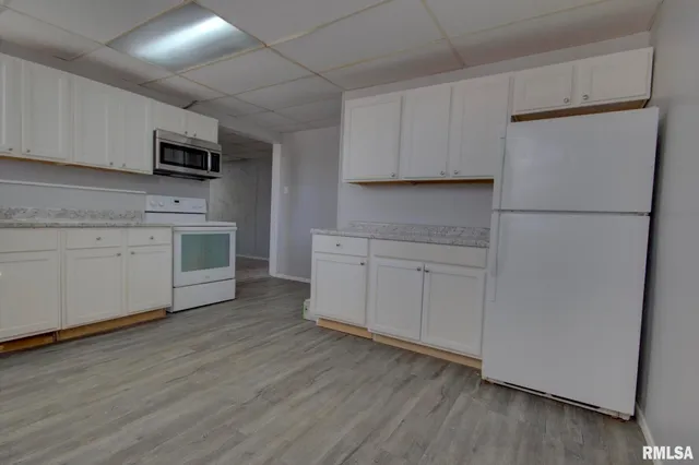 a bathroom that has a toilet in it