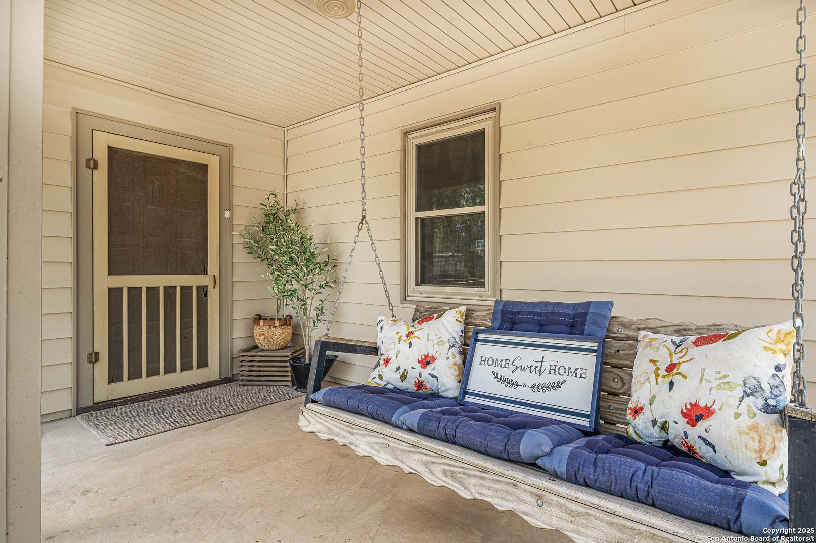 611 Austin Street Sabinal, TX 78881 - Photo 3 of 45 a living room with furniture and a potted plant