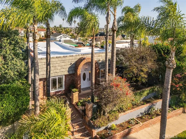 a view of a backyard of the house