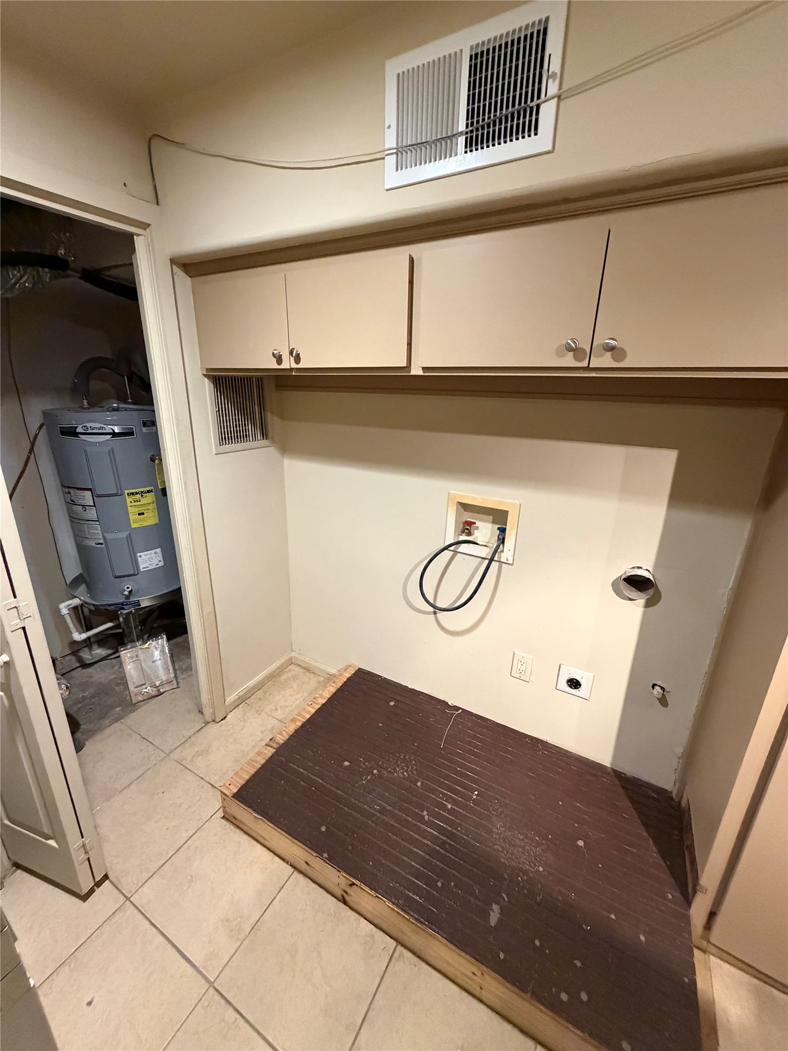 102 East 5th Street Houston, TX 77007 - Photo 42 of 44 Utility Closet & where Washer & Dryer will be for Tenant use (inside Garage on Right)