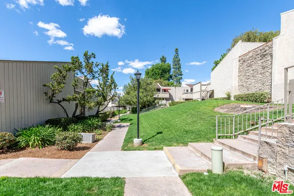a view of a back yard